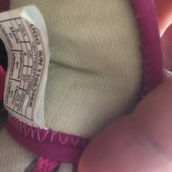 Uggs Marcus Shimmer Shoes 5 - Picture 9 of 9